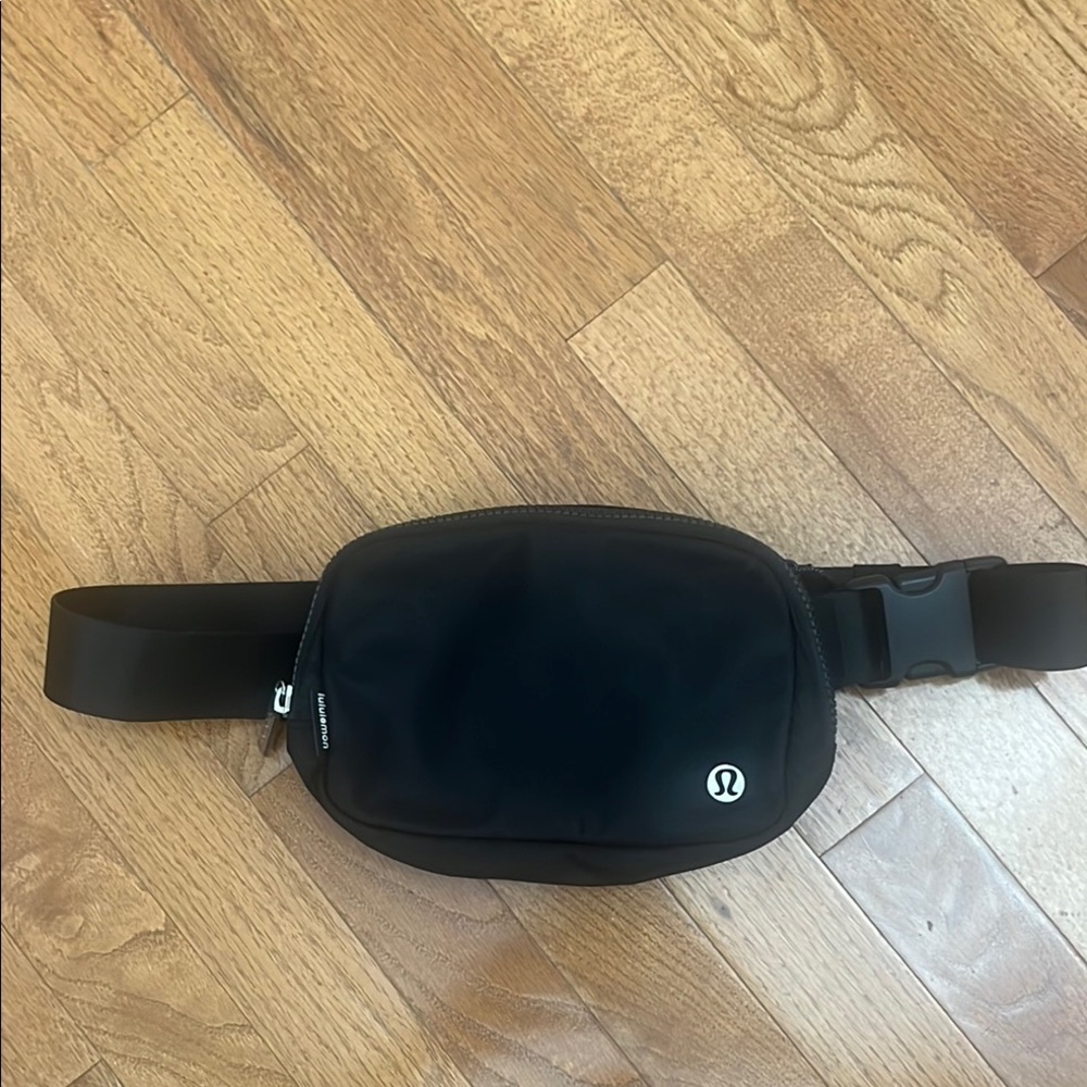 Lululemon Everywhere Belt Bag. Black